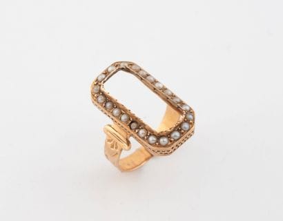 Beautiful rectangular ring setting in pink...
