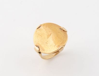Yellow gold (750) ring set with a polished...