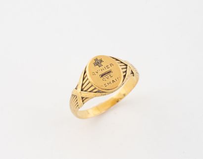 Yellow gold (750) signet ring centered on...