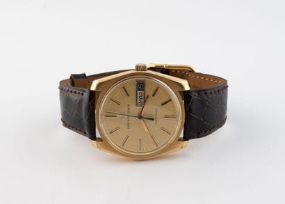 Universal Geneve
Men's wristwatch with round...