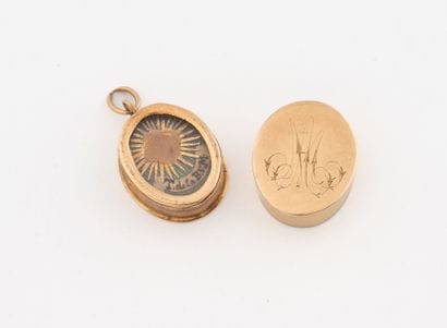 Small oval reliquary pendant in yellow gold...