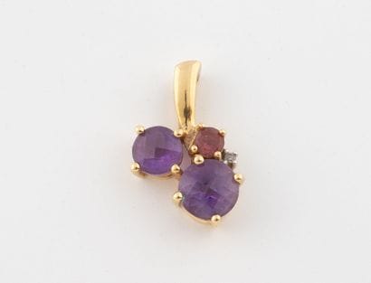 Yellow gold (750) pendant forming a small...