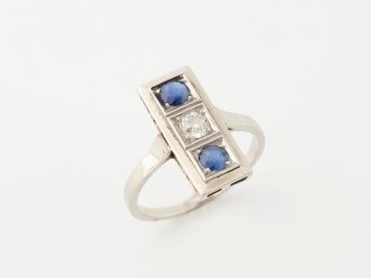 White gold (585) ring with rectangular bezel...