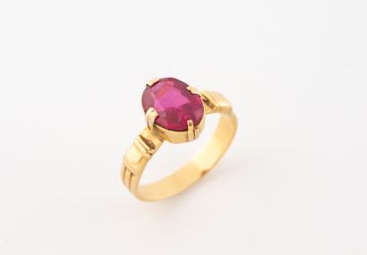 Yellow gold (750) ring set with an oval-cut...