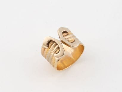 Three-tone (750) gold band ring centered...