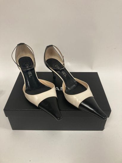 CHANEL
Paire d'escarpins ouverts à brides...