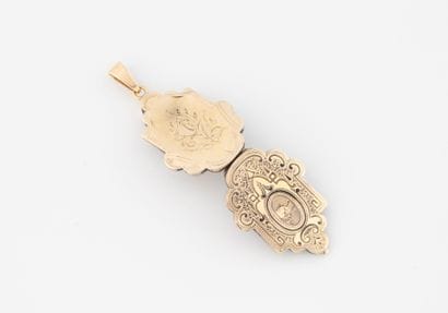 Yellow gold (375) pendant with chased decoration...