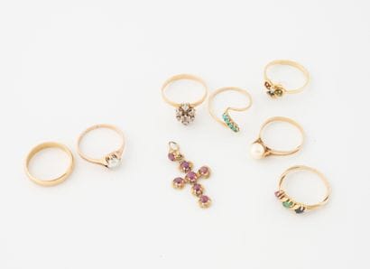 Lot of jewelry in yellow gold (750) including...
