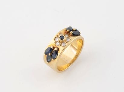 Yellow gold (750) band ring set with navette-...