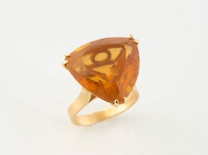 Yellow gold (750) ring set with a claw-set...