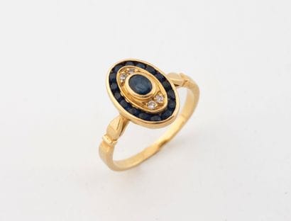 Yellow gold (750) ring set with an oval plateau...