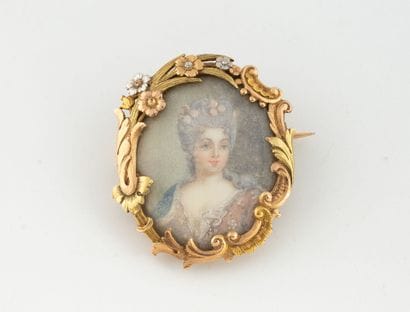 Three-tone (750) gold oval medallion brooch...