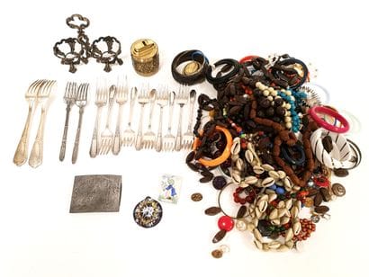 Lot of costume jewelry in various materials.
A...