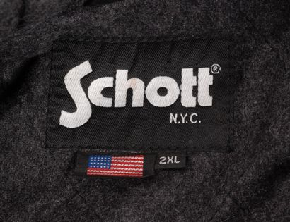 SCHOTT 
Blouson en cuir à capuche mi-long.
Quatre...
