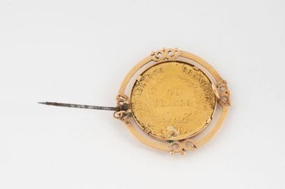 Brooch in yellow gold (750) adorned with...