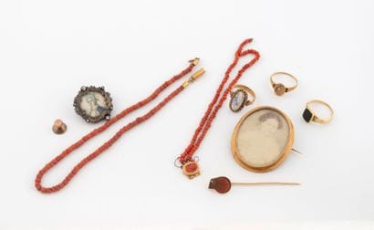 Lot of jewelry in yellow gold (750) and (585)...