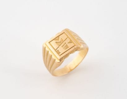 Chevalière in yellow gold (750), with square...