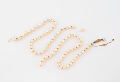 Necklace of banch cultured pearls, the central...