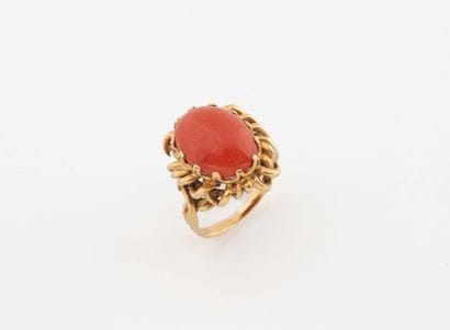Yellow gold (750) ring set with a claw-set...