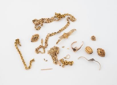 Lot of yellow gold (750) debris including...