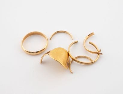 Set of two wedding bands and ring fragments...