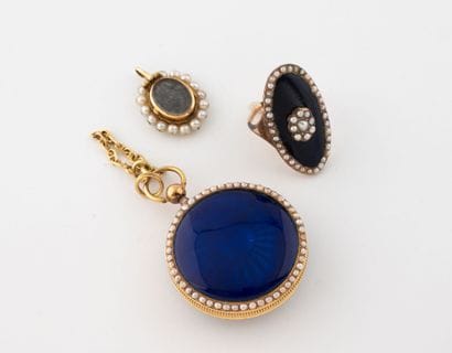 Yellow gold lot including:
- A pink gold...