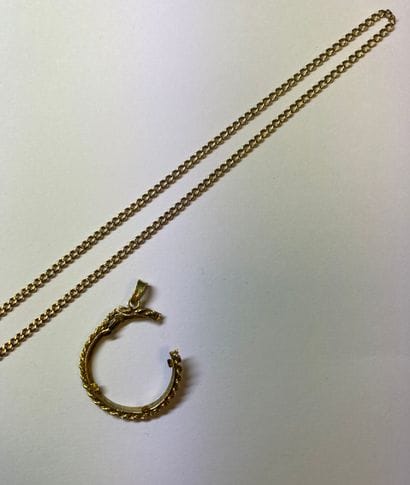 Yellow gold (750) curb chain. 
Spring-ring...