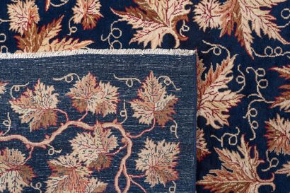 Important carpet.
Decorated with foliage...