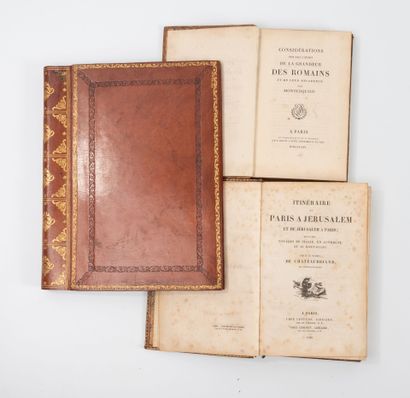 Lot de 2 livres et un porte-documents : 
-...