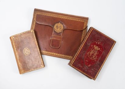 Lot de 2 livres et un porte-documents : 
-...