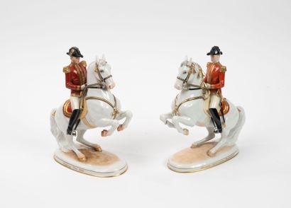 VIENNE, XXème siècle
Deux cavaliers en porcelaine...