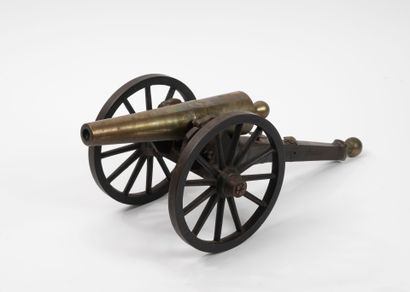 Reduced barrel with iron butt and metal wheels,...