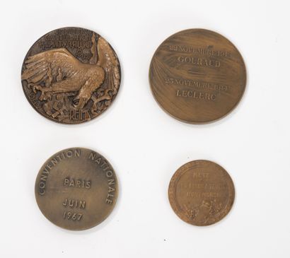Lot de 4 médailles en bronze patiné sur les...