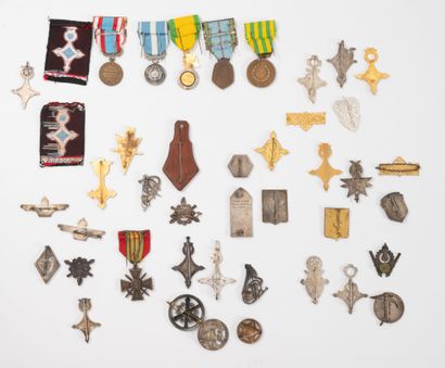 FRANCE...
Lot d'insignes militaires, médailles...