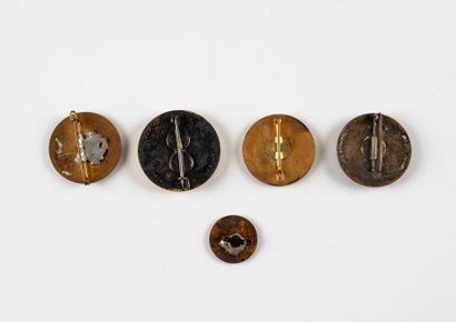 Quatre insignes du Bataillon de choc. (Smf,...