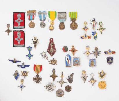 FRANCE...
Lot d'insignes militaires, médailles...