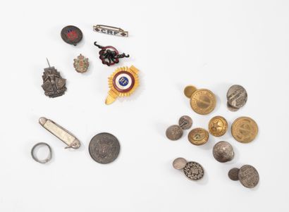 - Petit lots de boutons d'uniforme (dont...