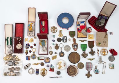 Lot d'insignes civils et militaires, décorations,...