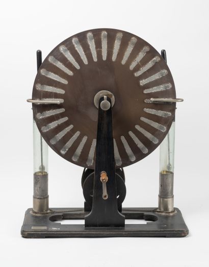 Wimshurst electrostatic machine. 
Wood, glass,...