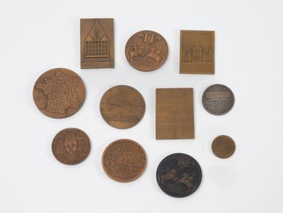 Lot de 8 médailles et 3 plaques en bronze...