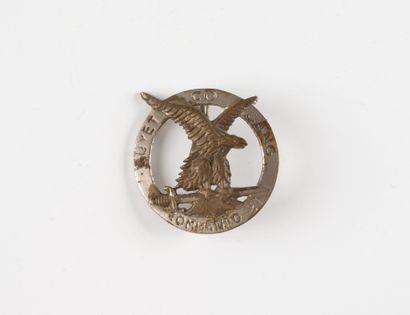 Un insigne : Commando n°21. Métal nickelé,...