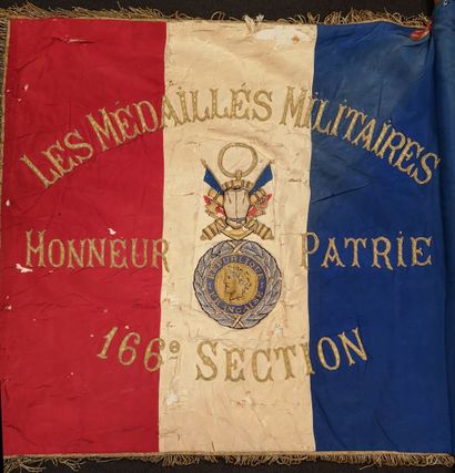 Ad. ROBERT
Drapeau en soie tricolore, bordées...
