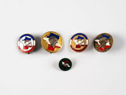 Quatre insignes du Bataillon de choc. (Smf,...