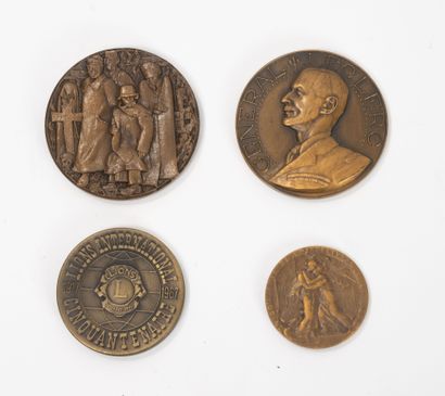 Lot de 4 médailles en bronze patiné sur les...