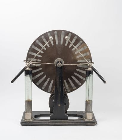 Wimshurst electrostatic machine. 
Wood, glass,...
