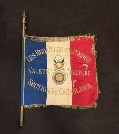 Ad. ROBERT
Drapeau en soie tricolore, bordées...