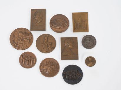 Lot de 8 médailles et 3 plaques en bronze...
