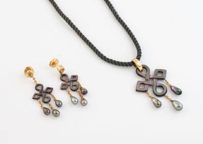 Set in yellow gold (750) comprising :
- A...