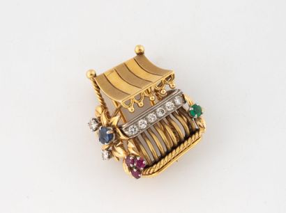 Yellow gold (750) lapel clip forming a balcony...