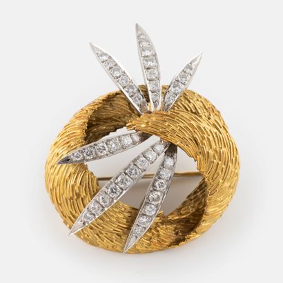 Round brooch in yellow gold (750) and platinum...